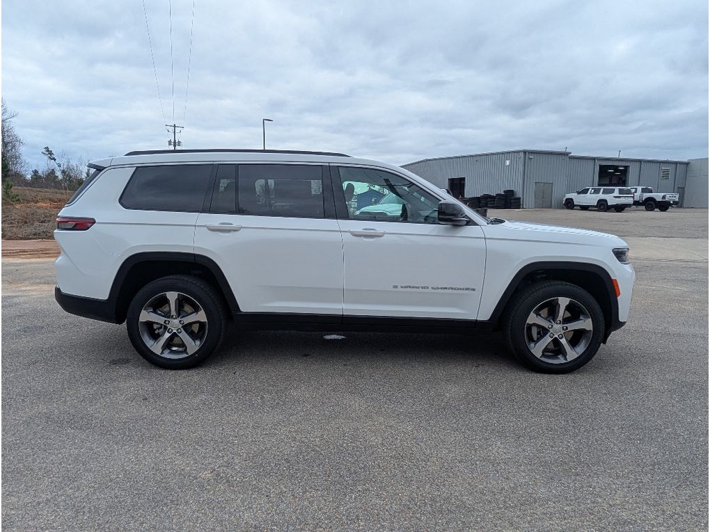 2026 Jeep Grand Cherokee L Limited 4X2 - Bright White Clearcoat exterior view 9