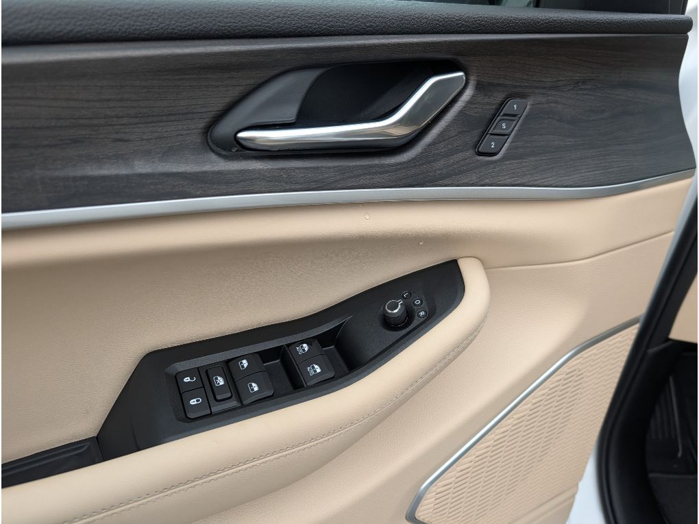 2026 Jeep Grand Cherokee L Limited 4X2 - Bright White Clearcoat exterior view 13