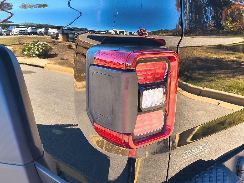 2022 Jeep Gladiator Mojave - Black Clearcoat exterior view 9