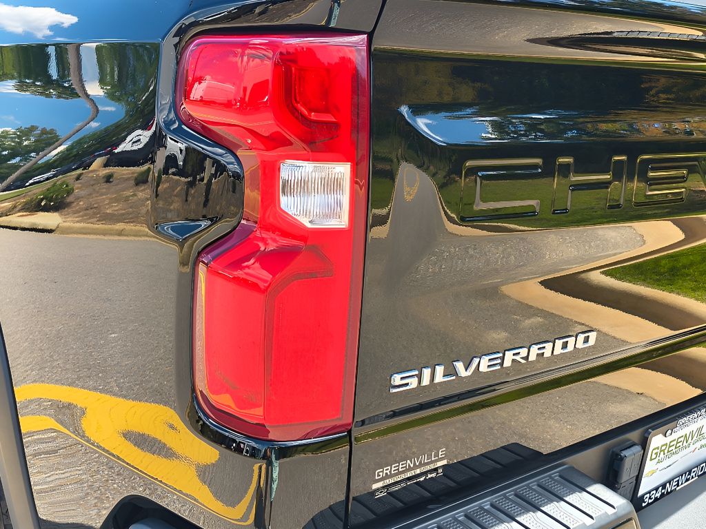 2023 Chevrolet Silverado 1500 - Black exterior view 4
