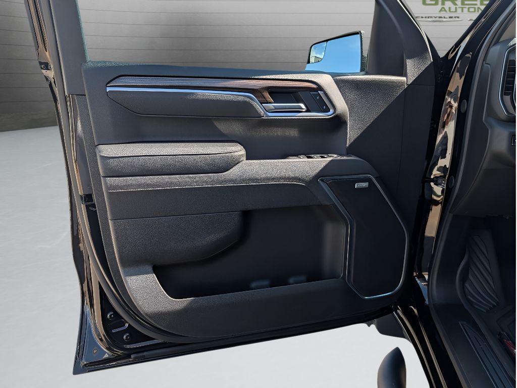 2025 Chevrolet Silverado 1500 - BLACK exterior view 18