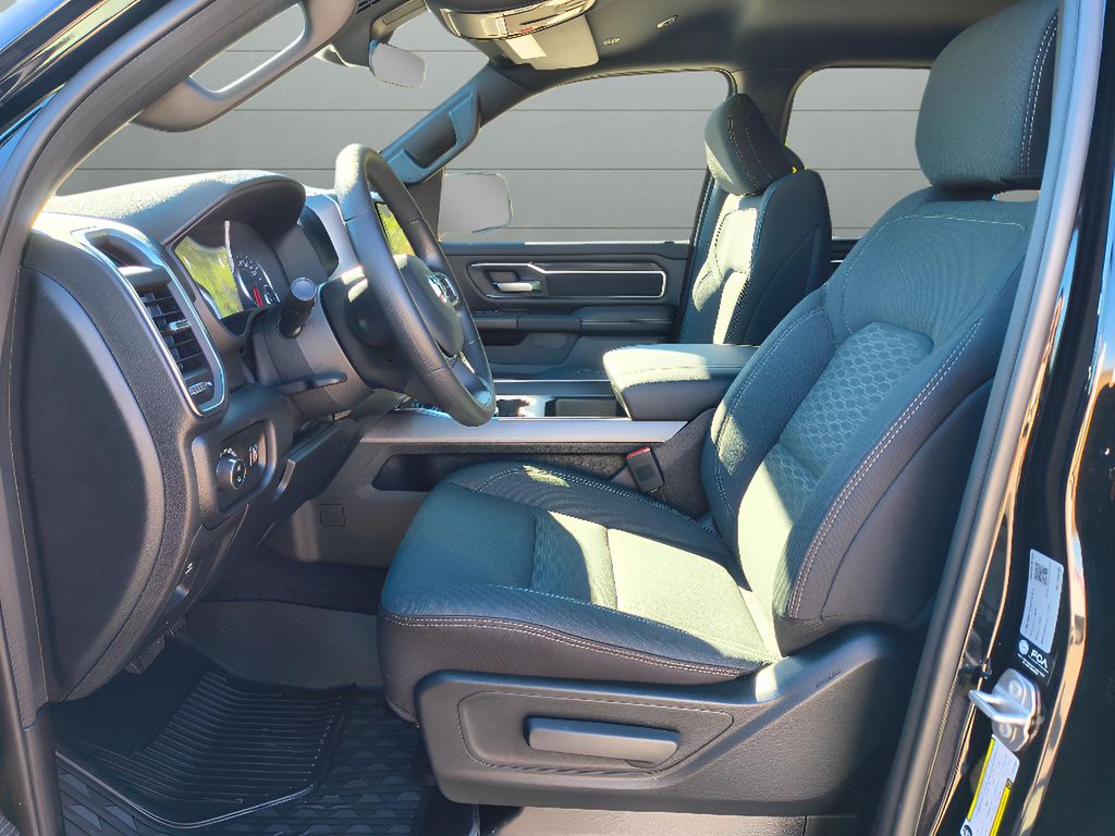 2026 Ram 1500 Big Horn Hemi Night Edition - Diamond Black Crystal Pearlcoat exterior view 15