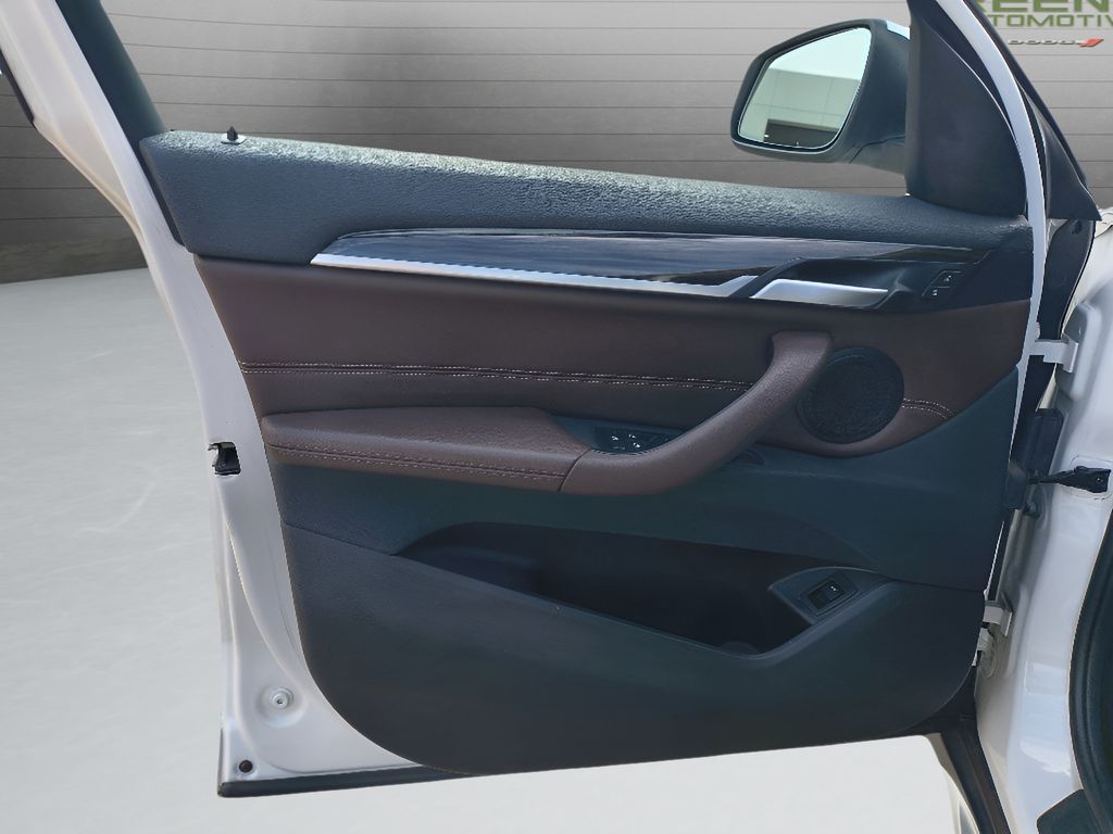 2017 BMW X1 xDrive28i - Mineral White Metallic exterior view 10