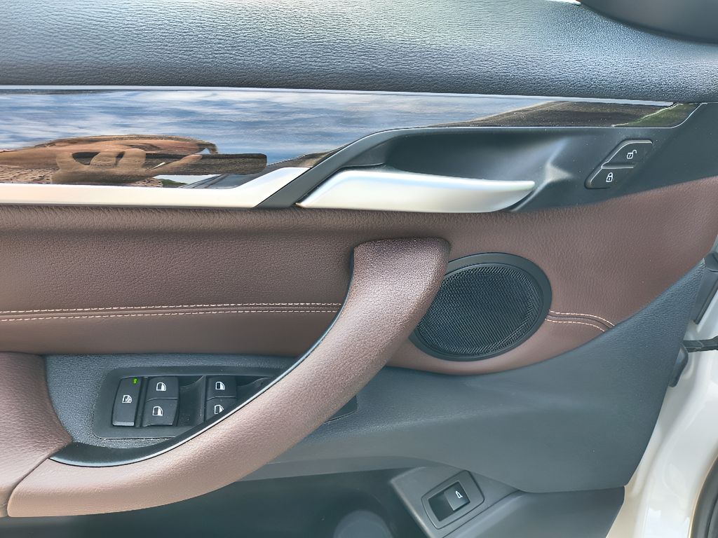 2017 BMW X1 xDrive28i - Mineral White Metallic exterior view 9