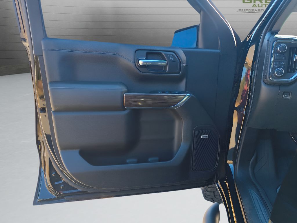 2020 Chevrolet Silverado 1500 - Black exterior view 17