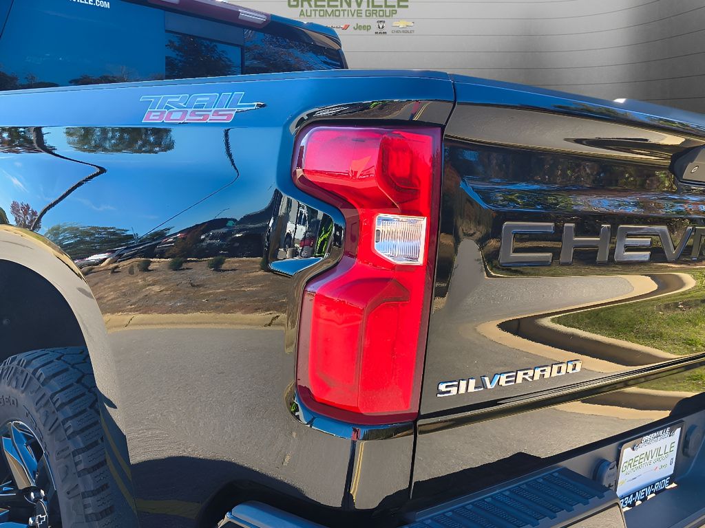 2020 Chevrolet Silverado 1500 - Black exterior view 4