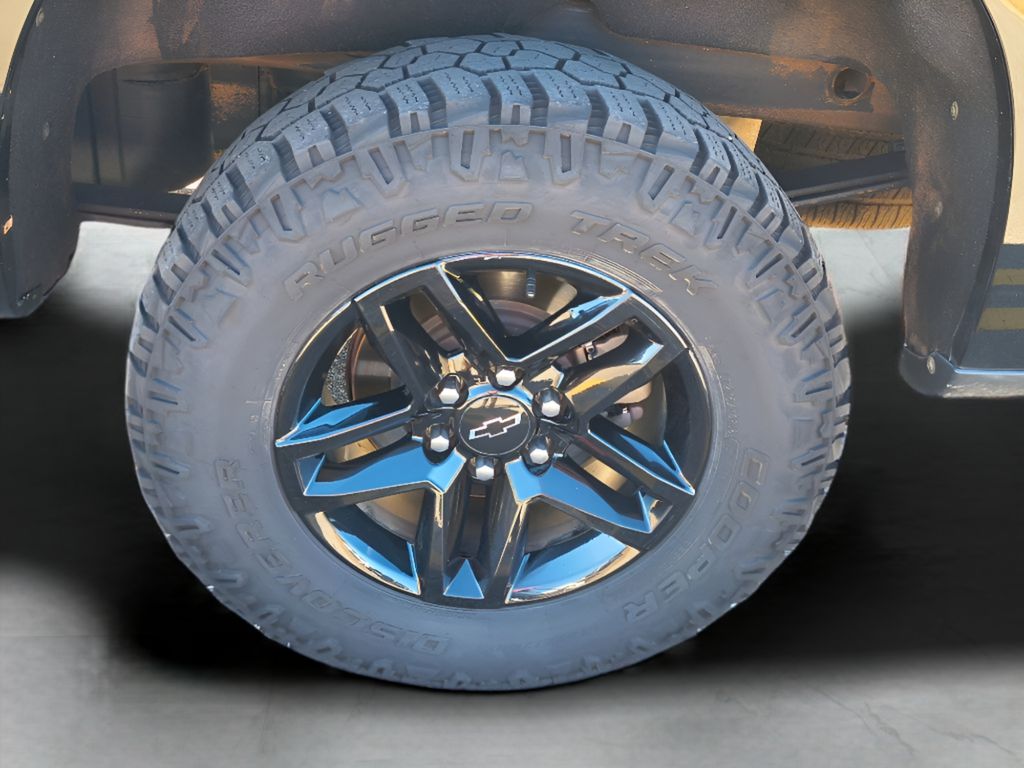 2020 Chevrolet Silverado 1500 - Black exterior view 3