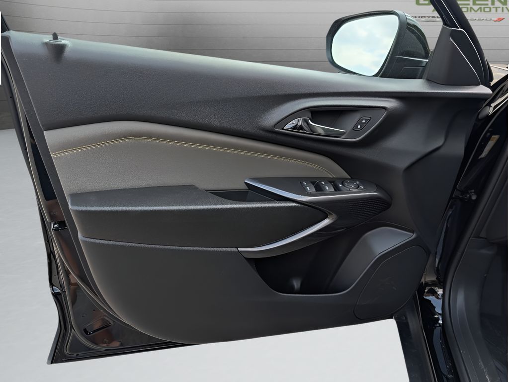 2026 Chevrolet Trax ACTIV - Mosaic Black Metallic exterior view 14