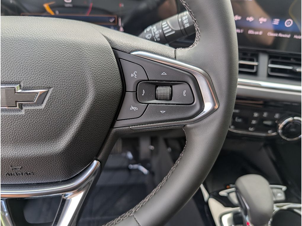 2026 Chevrolet Trax ACTIV - Mosaic Black Metallic exterior view 19