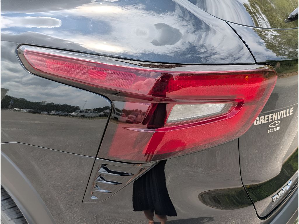 2026 Chevrolet Trax ACTIV - Mosaic Black Metallic exterior view 4