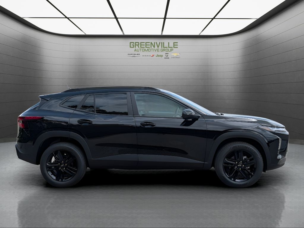 2026 Chevrolet Trax ACTIV - Mosaic Black Metallic exterior view 9