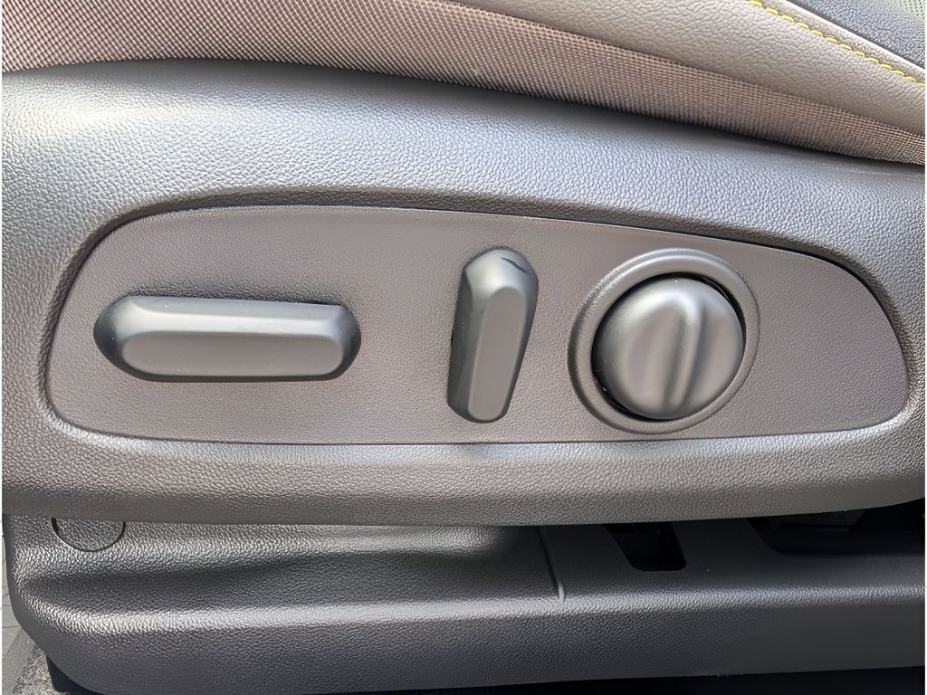 2026 Chevrolet Trax ACTIV - Mosaic Black Metallic exterior view 15