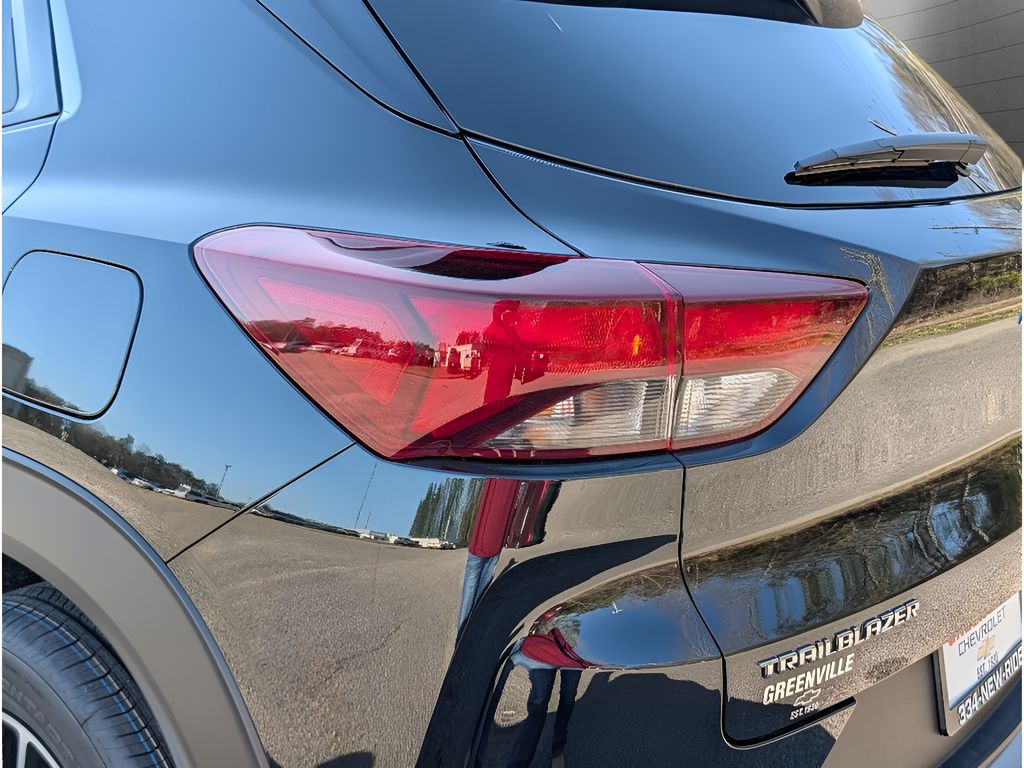 2026 Chevrolet TrailBlazer LT - MOSAIC BLACK METALLIC exterior view 5