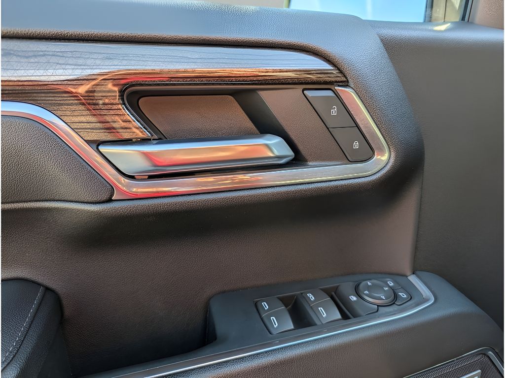 2024 Chevrolet Silverado 1500 - Black exterior view 16