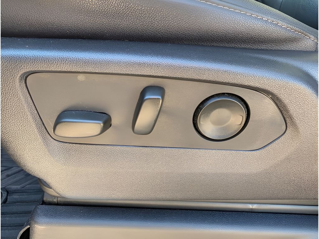 2024 Chevrolet Silverado 1500 - Black exterior view 18