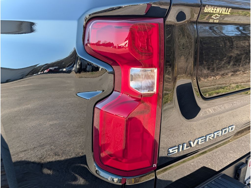 2024 Chevrolet Silverado 1500 - Black exterior view 4