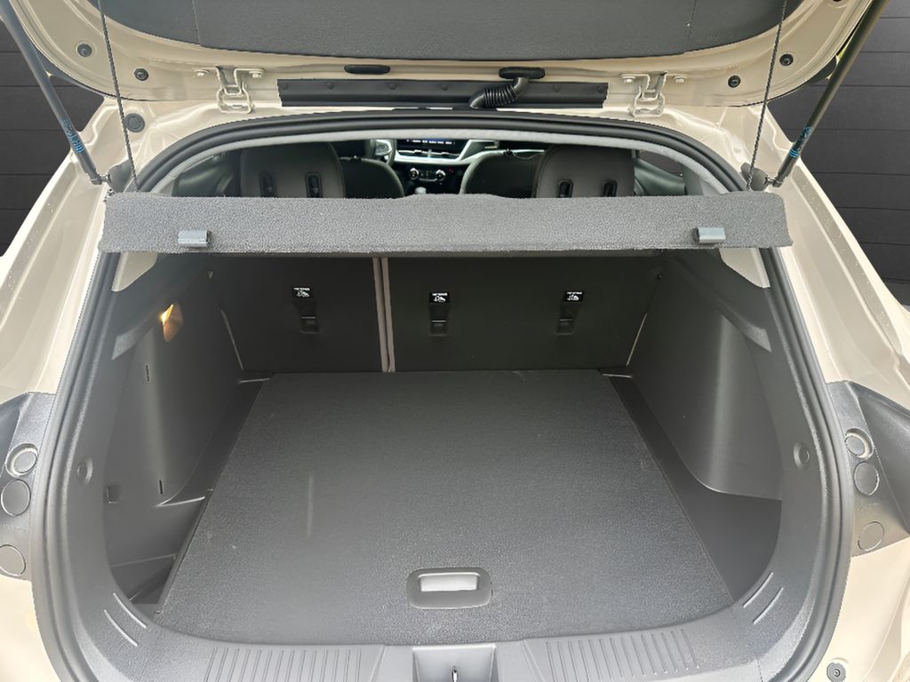 2026 Chevrolet Trax ACTIV - White Sands exterior view 11