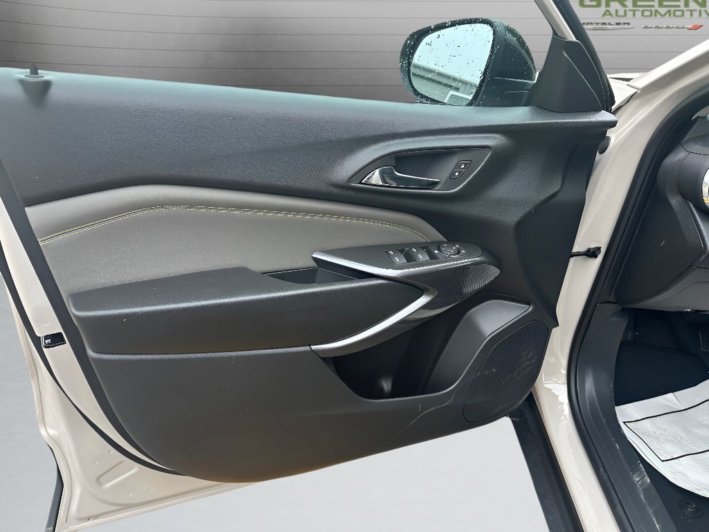 2026 Chevrolet Trax ACTIV - White Sands exterior view 18