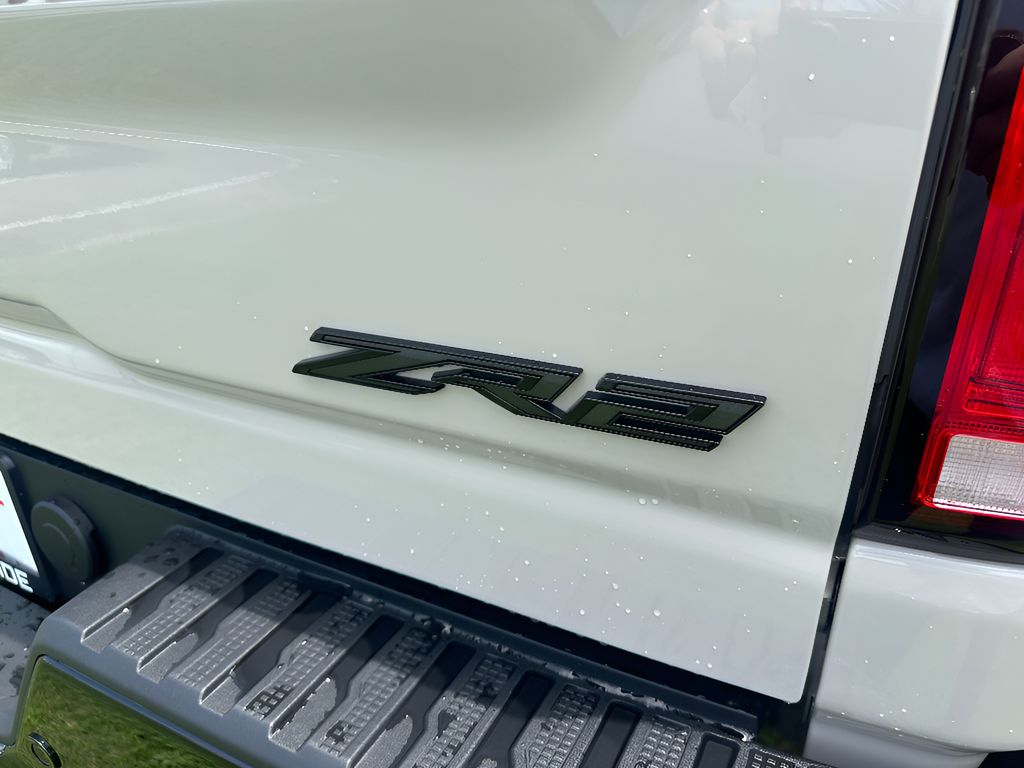 2026 Chevrolet Silverado 2500.0 - WHITE SANDS exterior view 11
