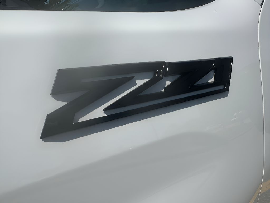 2026 Chevrolet Silverado 2500.0 - SUMMIT WHITE exterior view 10