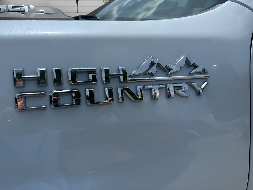 2026 Chevrolet Silverado 2500.0 - POLAR WHITE TRICOAT exterior view 11