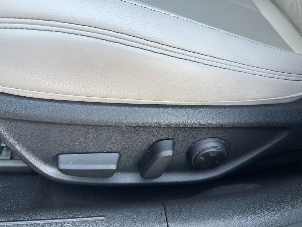 2024 Genesis G70 2.5T - Alta White exterior view 17