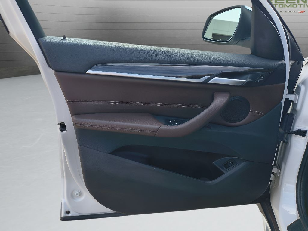 2017 BMW X1 xDrive28i - Mineral White Metallic exterior view 10