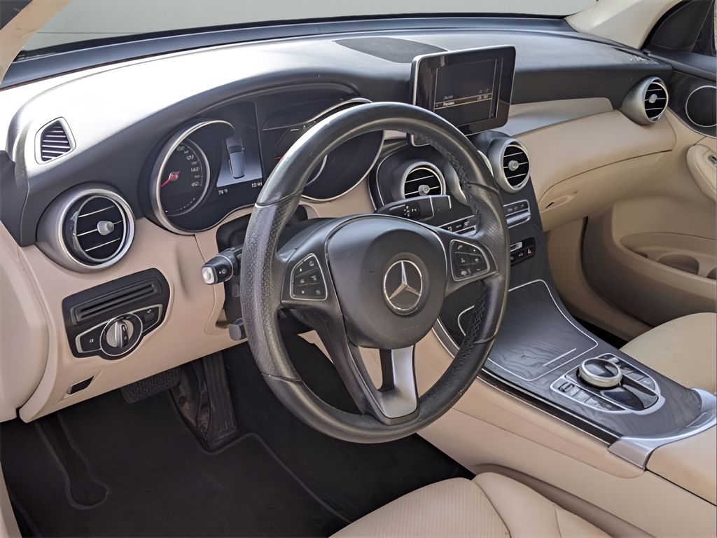 2018 Mercedes-Benz GLC 300 - BLACK exterior view 9