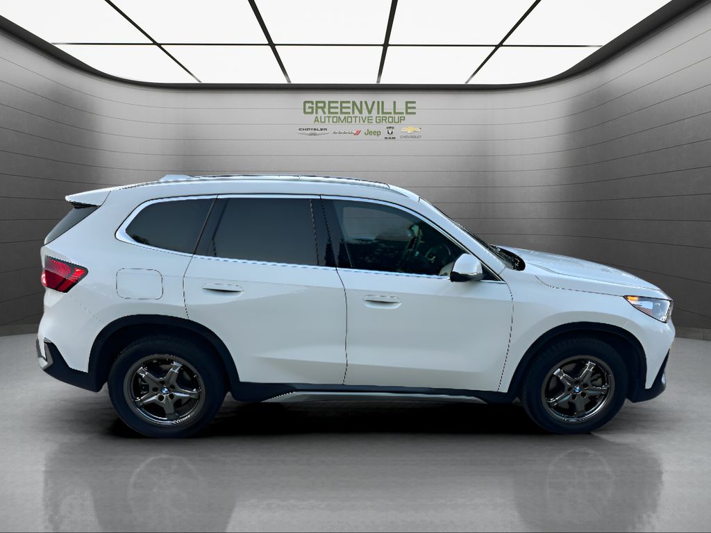 2025 BMW X1 xDrive28i - Alpine White exterior view 4