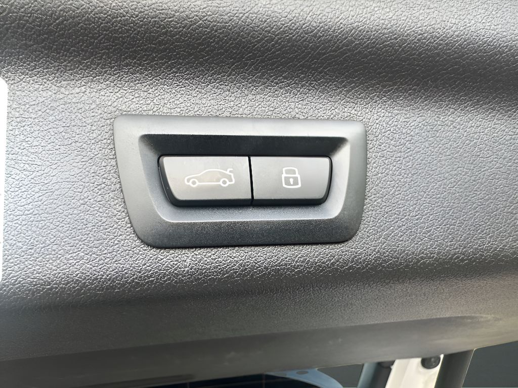 2025 BMW X1 xDrive28i - Alpine White exterior view 11