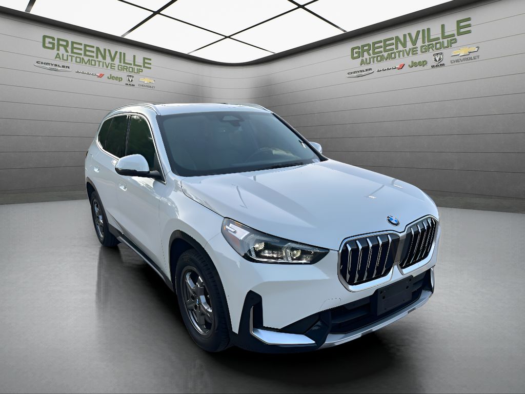 2025 BMW X1 xDrive28i - Alpine White exterior view 3