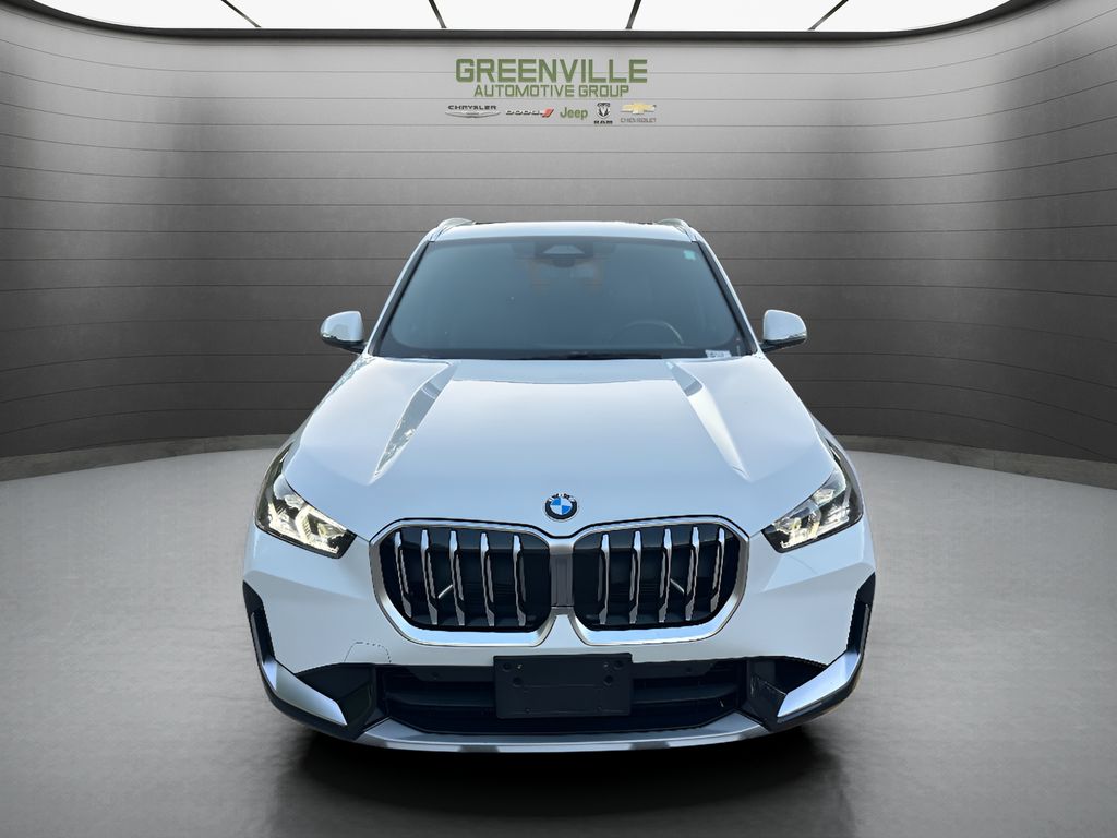 2025 BMW X1 xDrive28i - Alpine White exterior view 2
