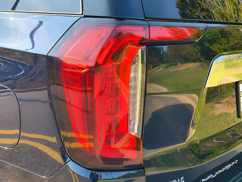 2021 GMC Yukon Denali - Midnight Blue Metallic exterior view 4