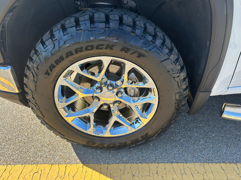 2024 GMC Sierra 1500 - Summit White exterior view 9