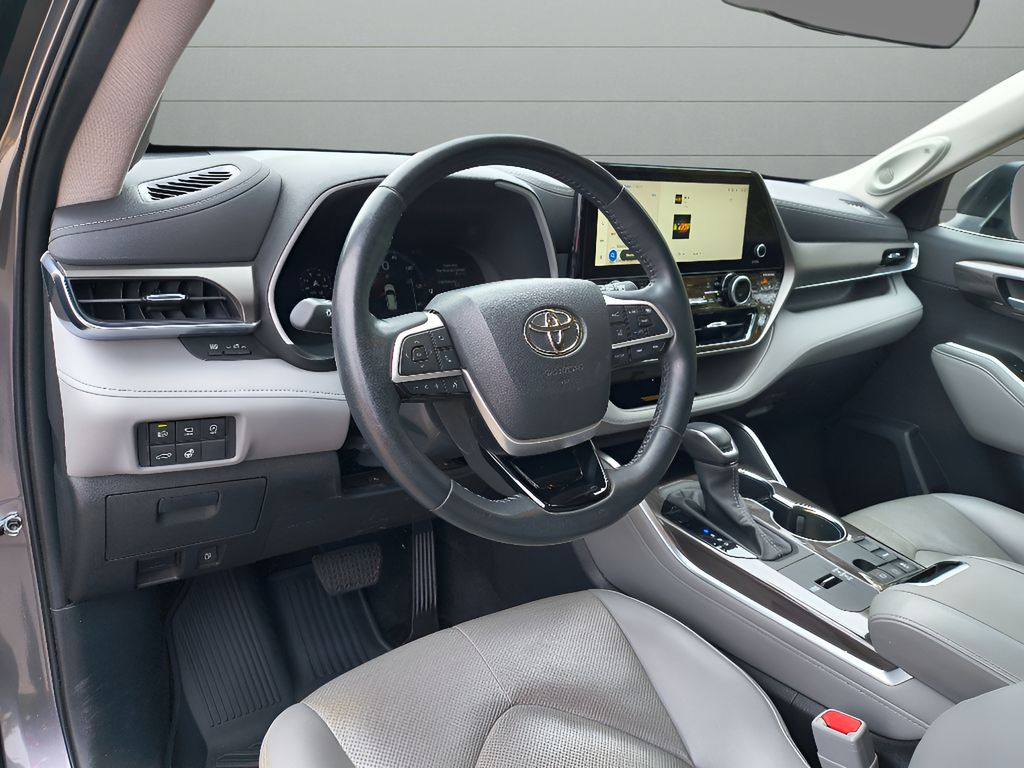 2023 Toyota Highlander Limited - Magnetic Gray Metallic exterior view 18