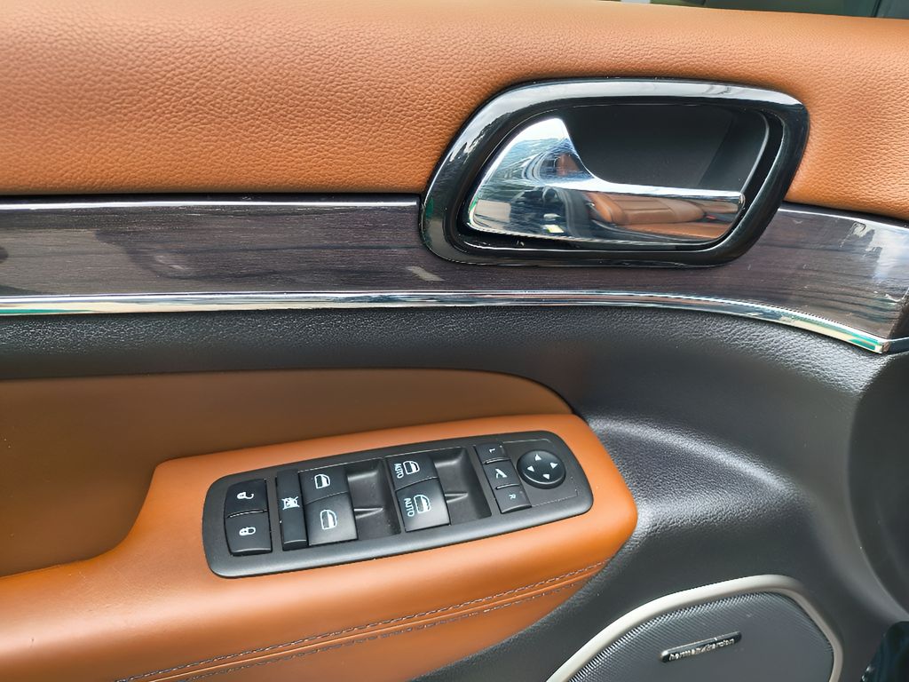 2021 Jeep Grand Cherokee Overland - Diamond Black Crystal Pearlcoat exterior view 9