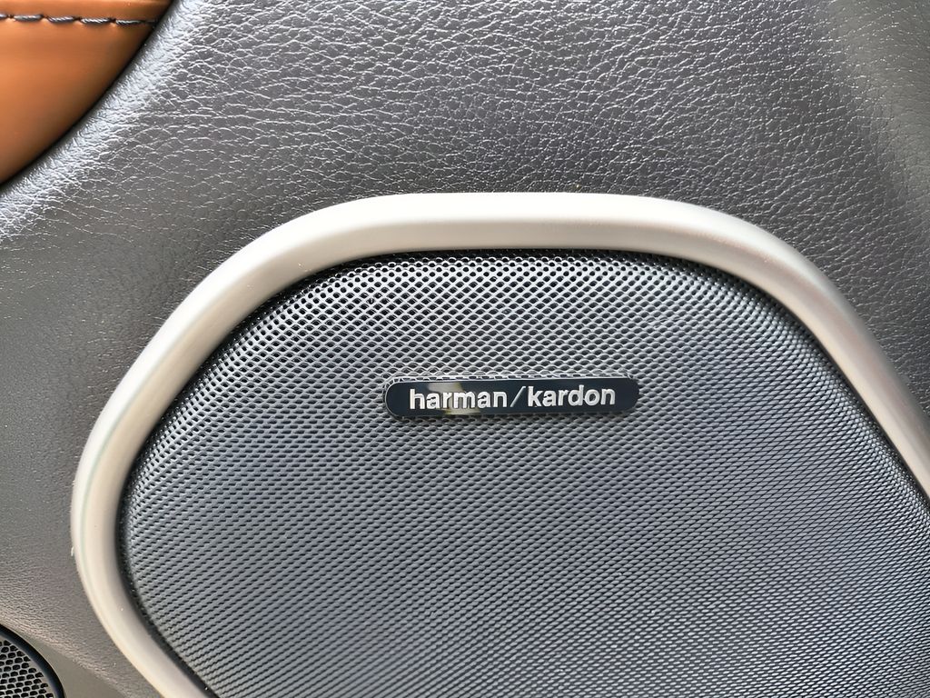 2021 Jeep Grand Cherokee Overland - Diamond Black Crystal Pearlcoat exterior view 10