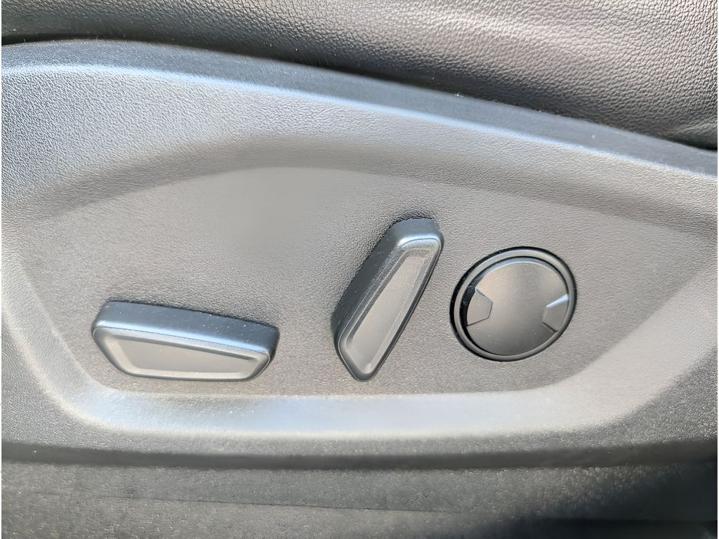 2024 Ford Edge Titanium - Iconic Silver Metallic exterior view 16