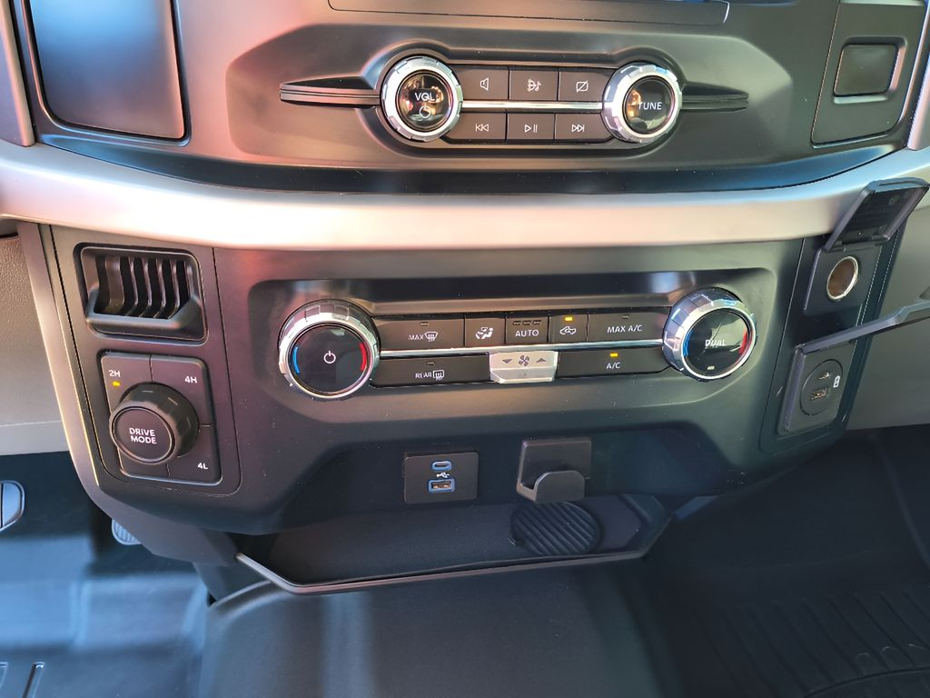 2023 Ford F-150 XLT 4WD SUPERCREW - Iconic Silver Metallic exterior view 19