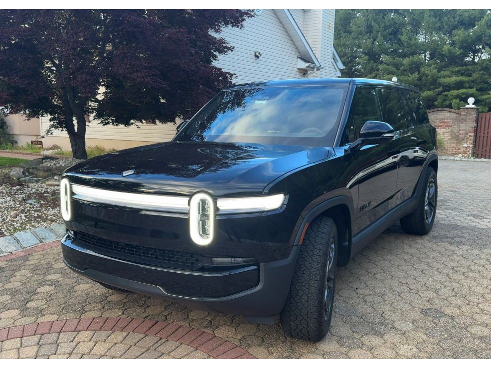 2025 Rivian R1S's photo