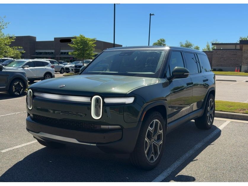 2025 Rivian R1S's photo