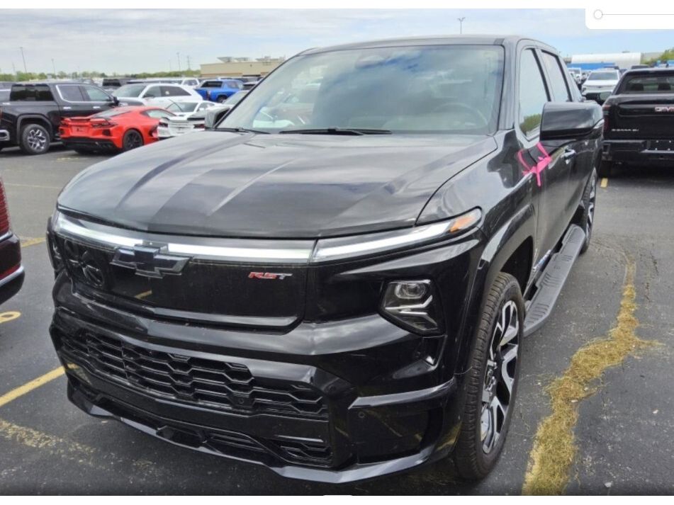 2025 Chevrolet Silverado EV's photo
