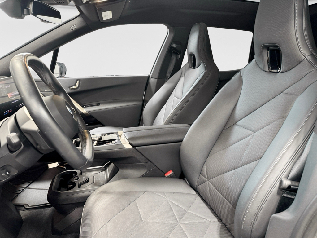 2025 BMW iX 50 - Photo 15
