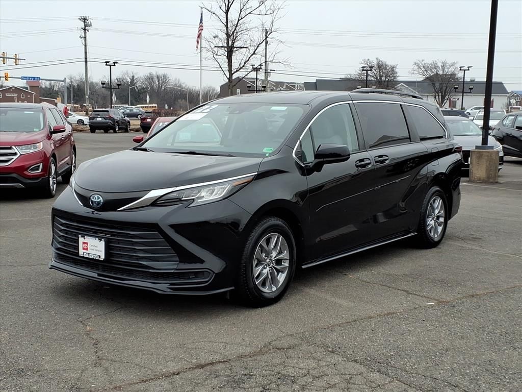 2022 Toyota Sienna LE's photo