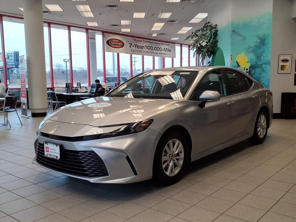 2025 Toyota Camry LE's photo