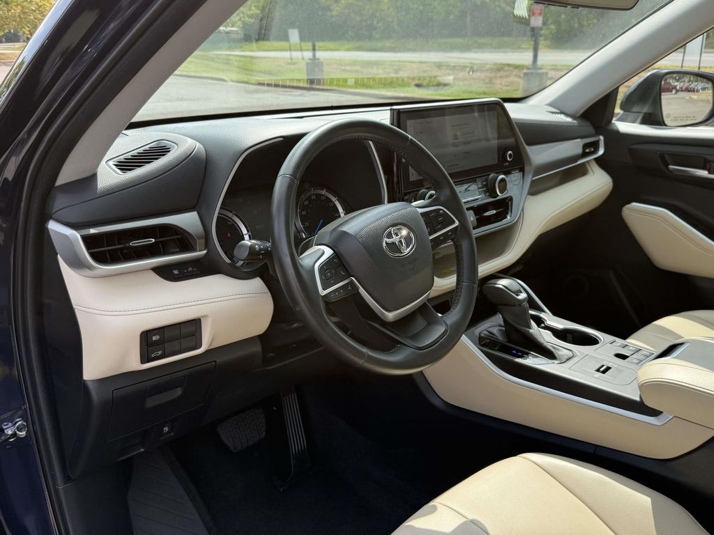 Used 2023 Toyota Highlander Hybrid SUV