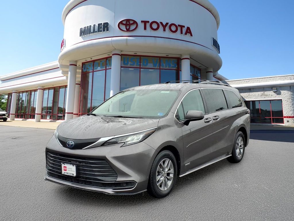 2021 Toyota Sienna LE 8-Passenger Hybrid FWD's photo