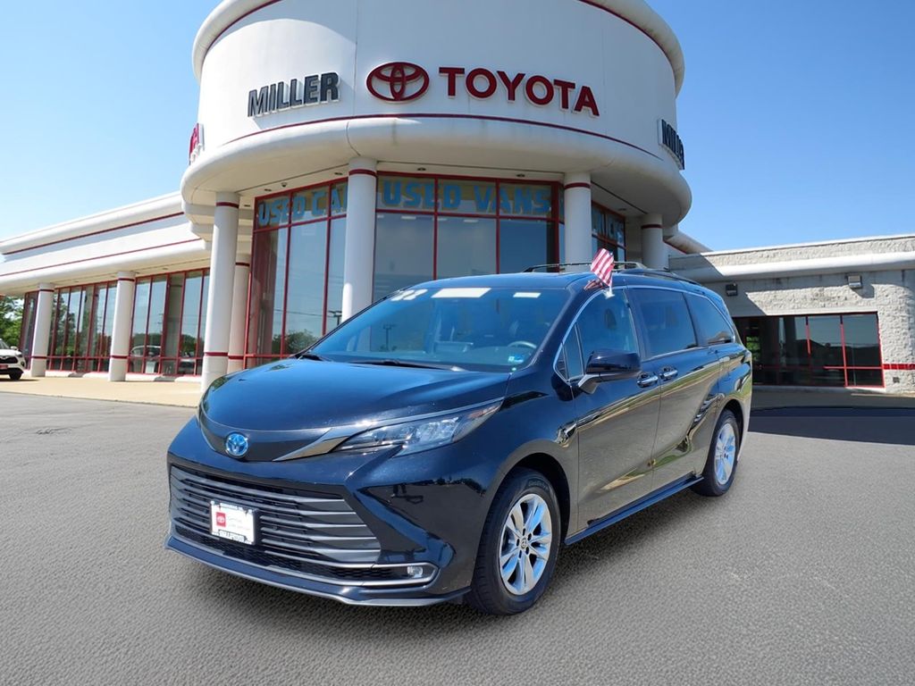 2022 Toyota Sienna Woodland Edition Hybrid AWD's photo