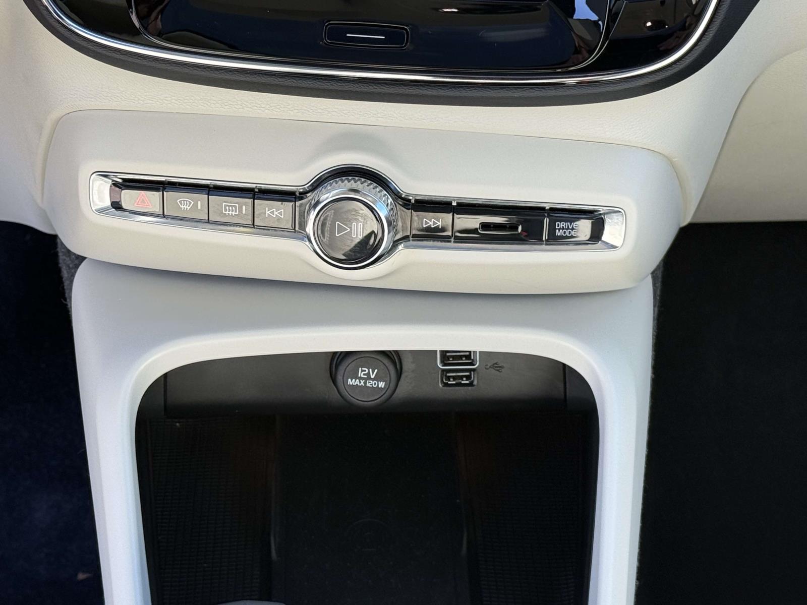 Used 2022 Volvo XC40 T5 SUV