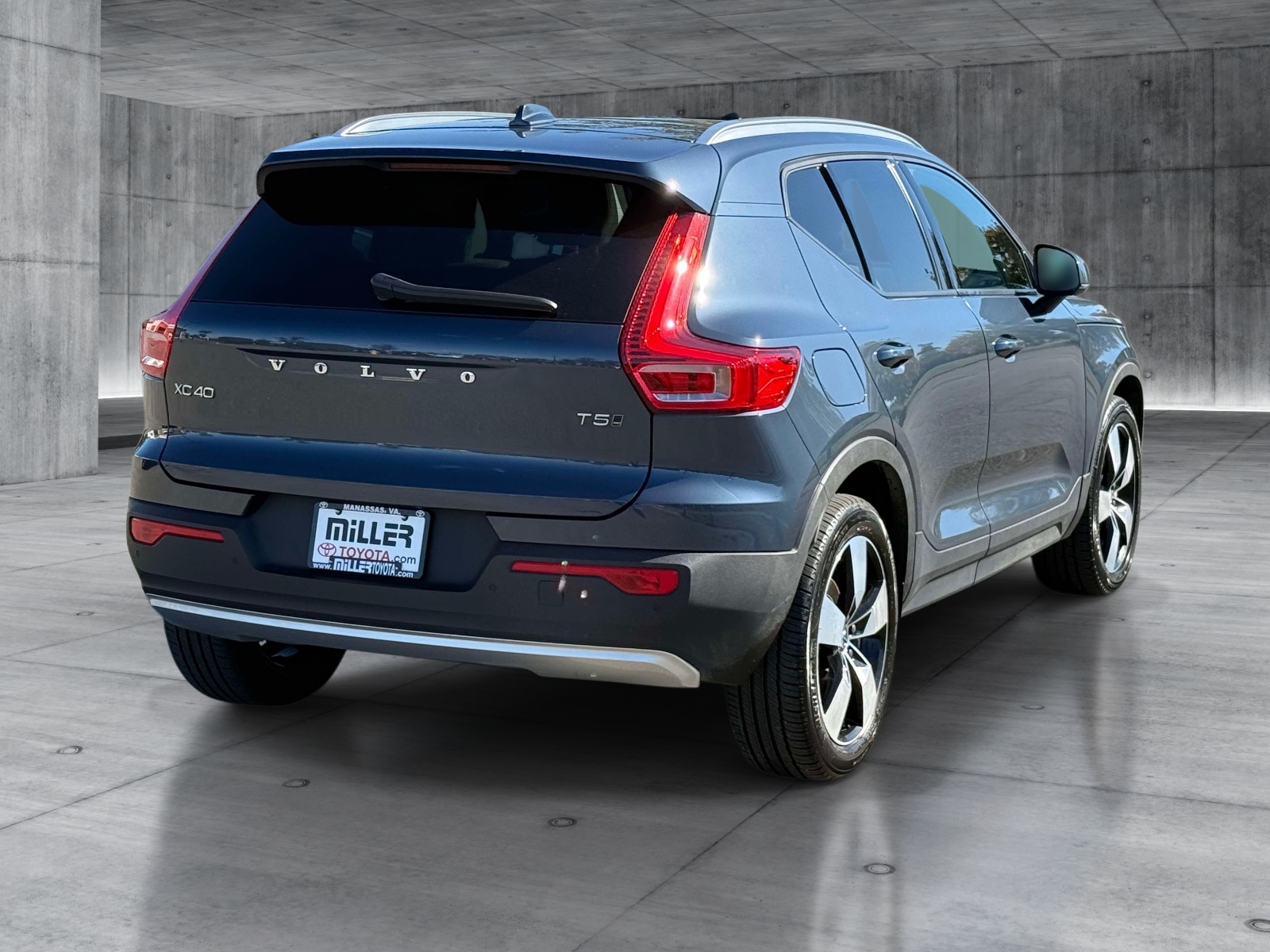Used 2022 Volvo XC40 T5 SUV